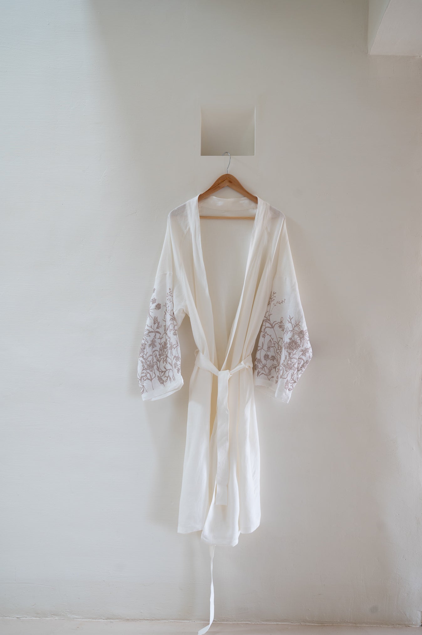 Bata Bordada · Puro Lino Lavado · Diseño Lavándula · Color Beige