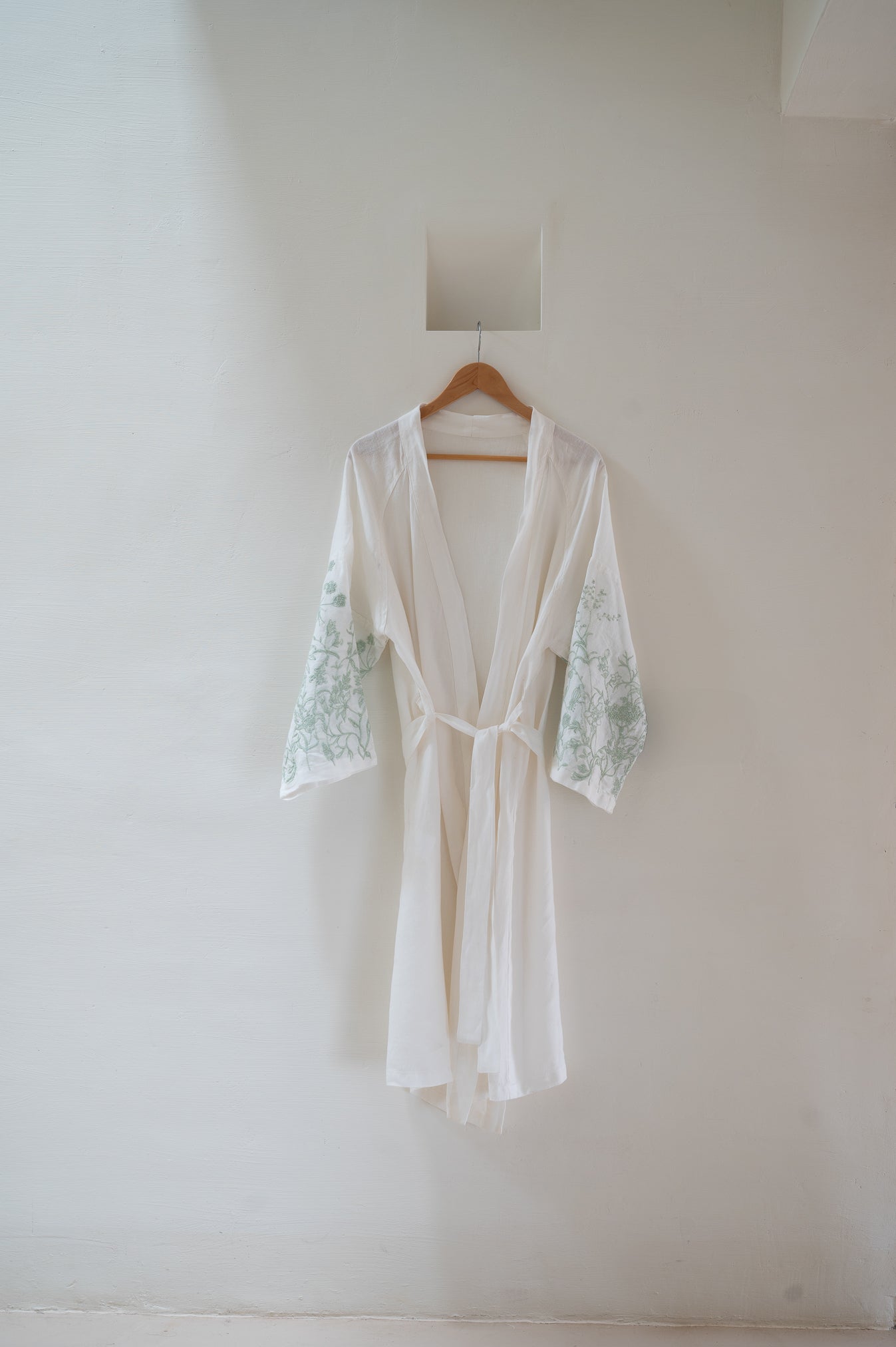 Bata Bordada · Puro Lino Lavado · Diseño Lavándula · Color Verde