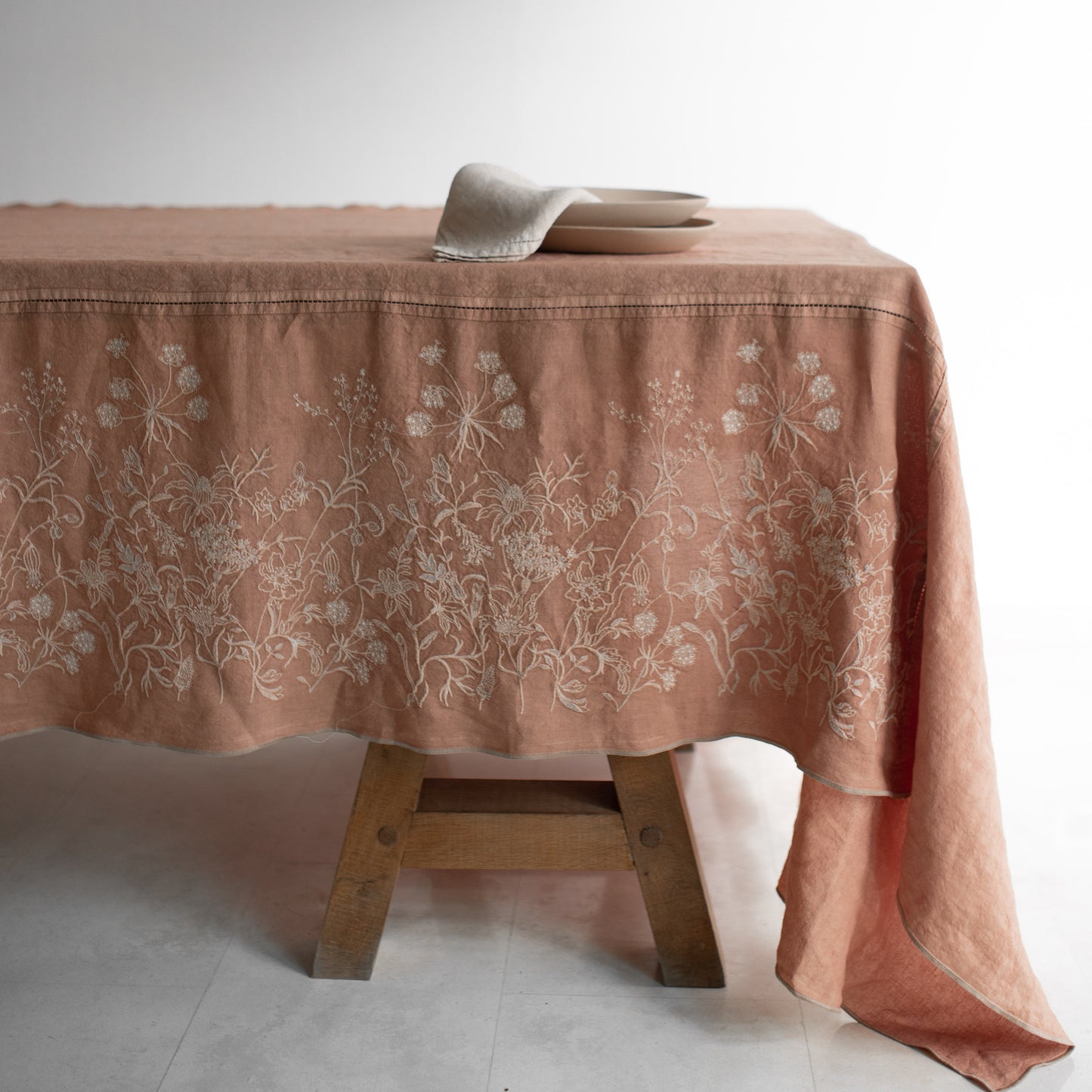 Mantel Bordado · Puro Lino lavado · Diseño Lavándula · Beige