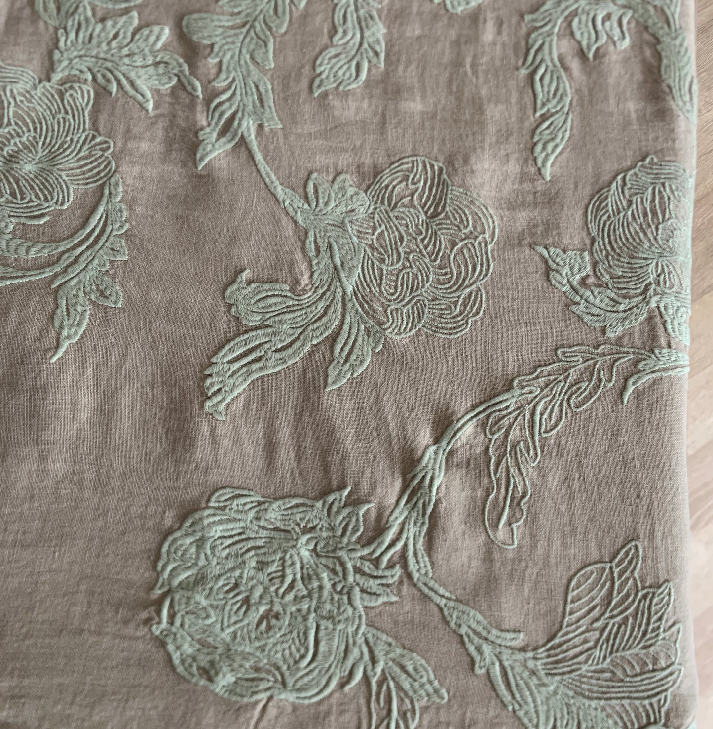 Mantel Bordado · Puro lino lavado · Diseño Dominique · base Beige/Verde