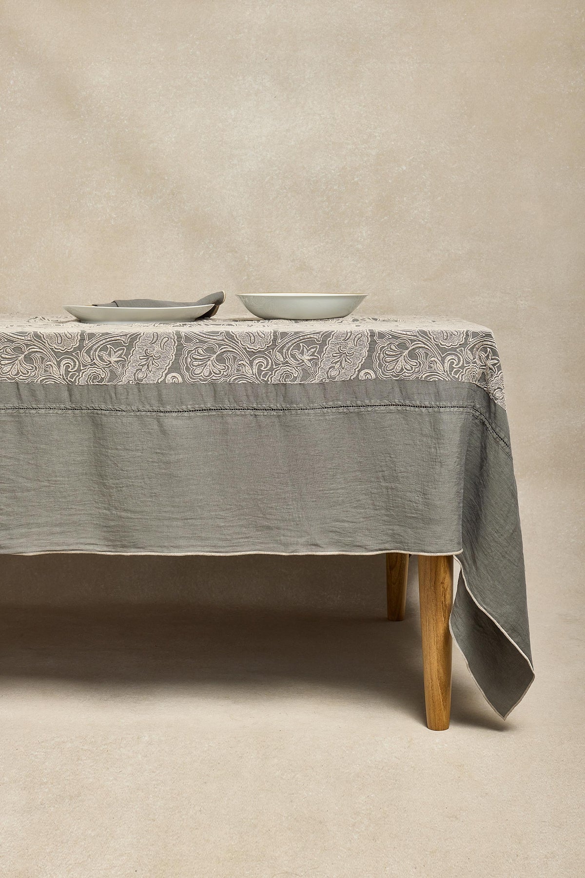 Mantel Bordado · Puro Lino Lavado · Diseño Great Britain · Base gris /bordado beige