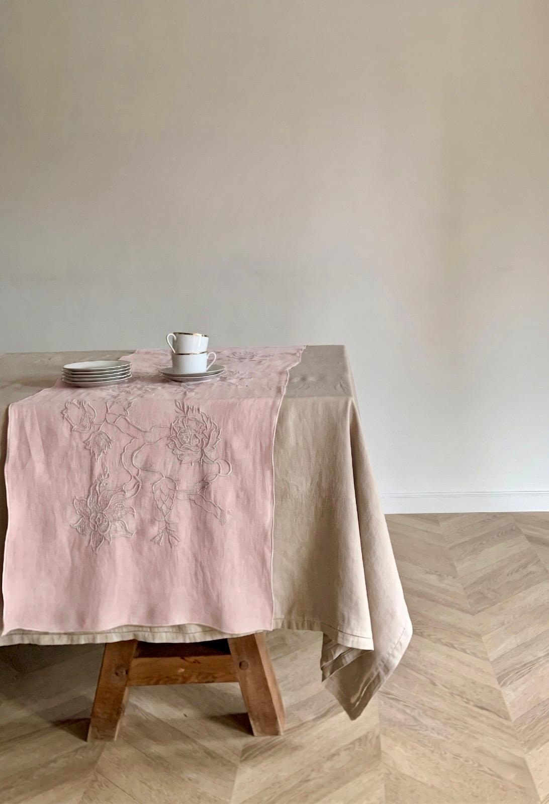 Camino Bordado · Diseño Paisley · base Rosa Palo/Beige