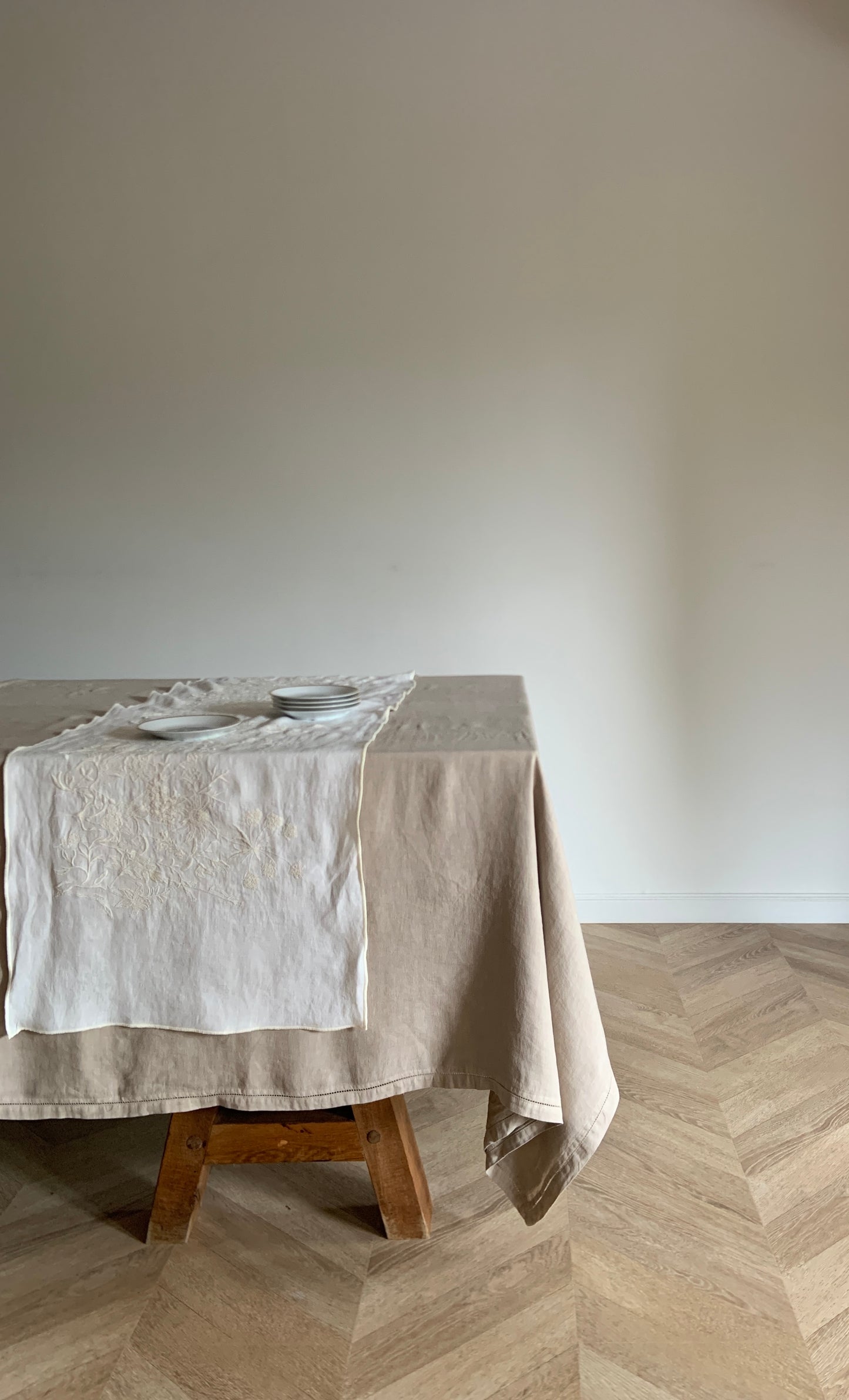 Camino Bordado · Diseño Lavándula · base Marfil/Marfil