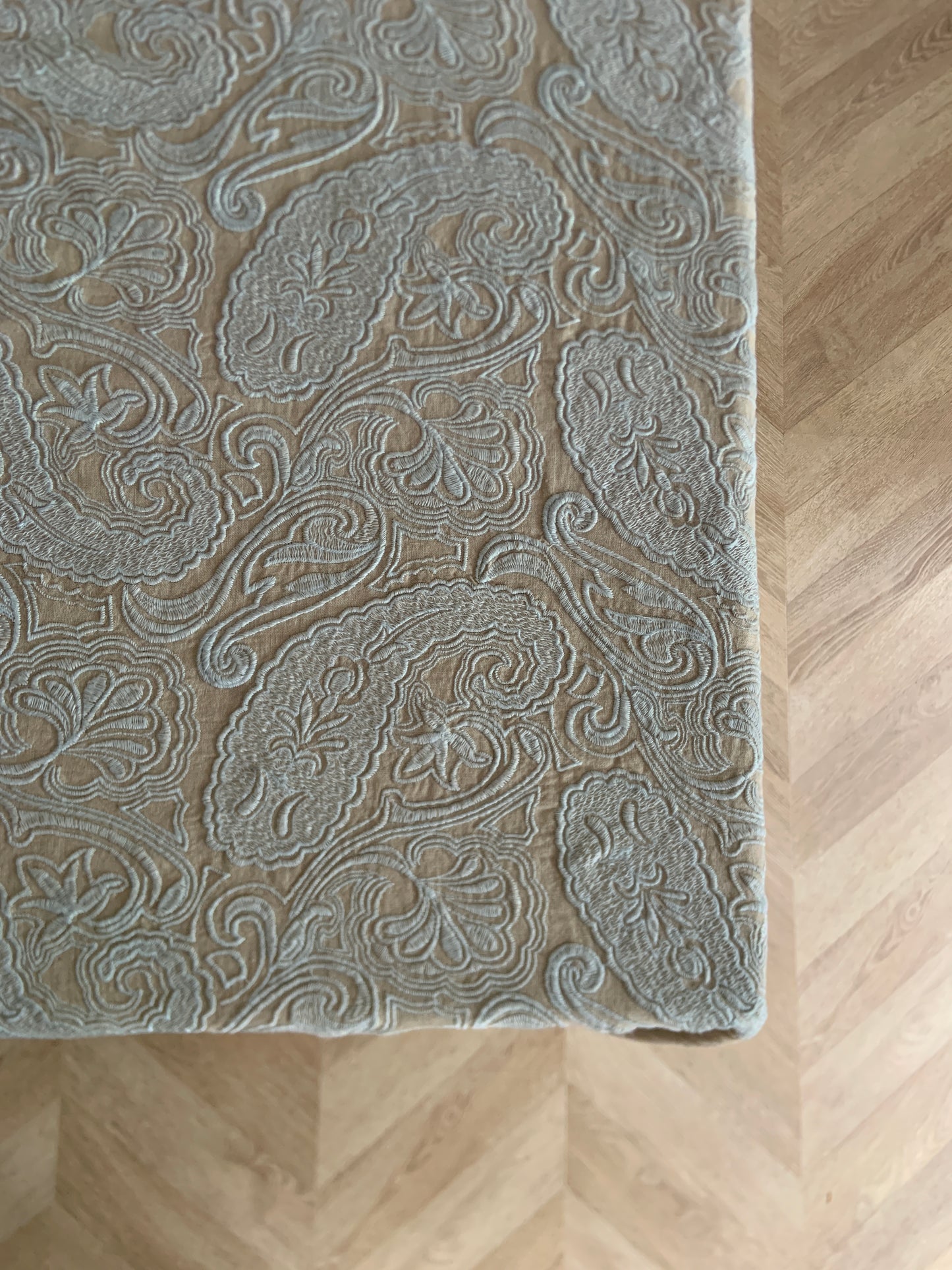 Mantel Bordado · Puro Lino Lavado · Diseño Great Britain · base Beige/Azul