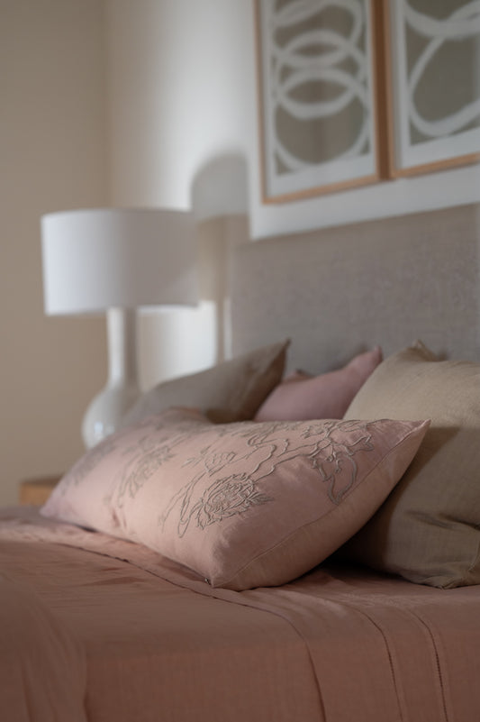 Funda de Almohada Bordada · Puro Lino Lavado · Diseño Paislay · Rosa Palo