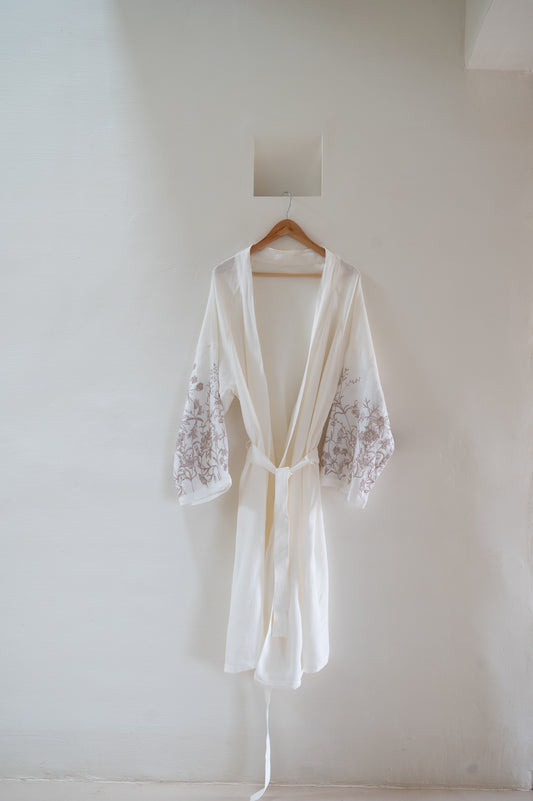Bata Bordada · Puro Lino Lavado · Diseño Lavándula · Color Beige