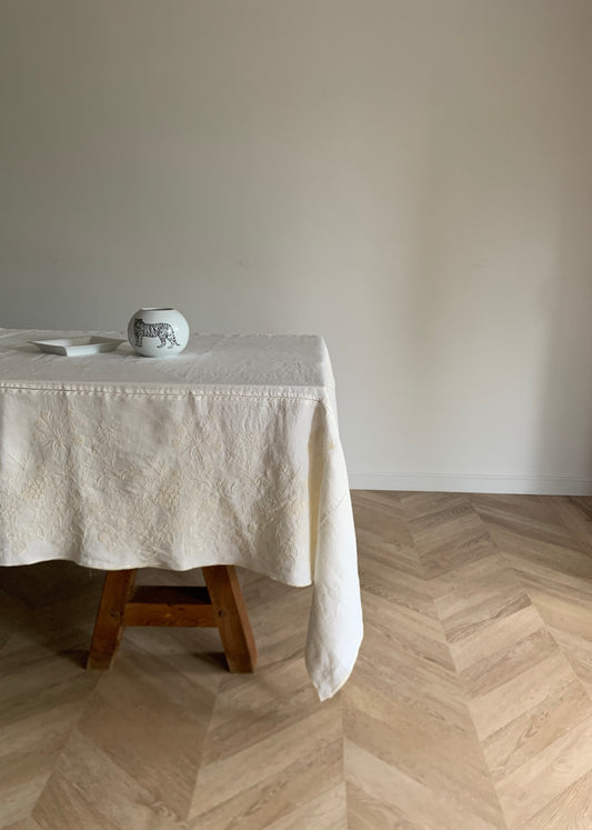 Mantel Bordado · Puro Lino Lavado · Diseño Lavándula · base Marfil/Marfil