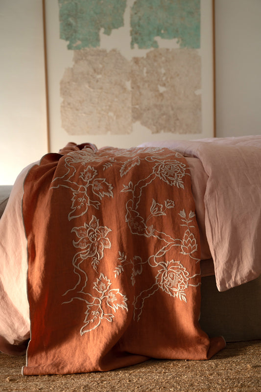 Plaid Bordado · Puro Lino Lavado · Diseño Paislay · Color siena