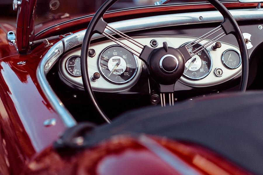 Le mystère de la voiture rouge