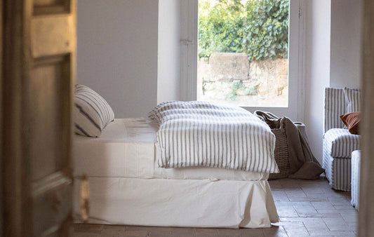 Ropa de cama de lino o algodón en dormitorio luminoso