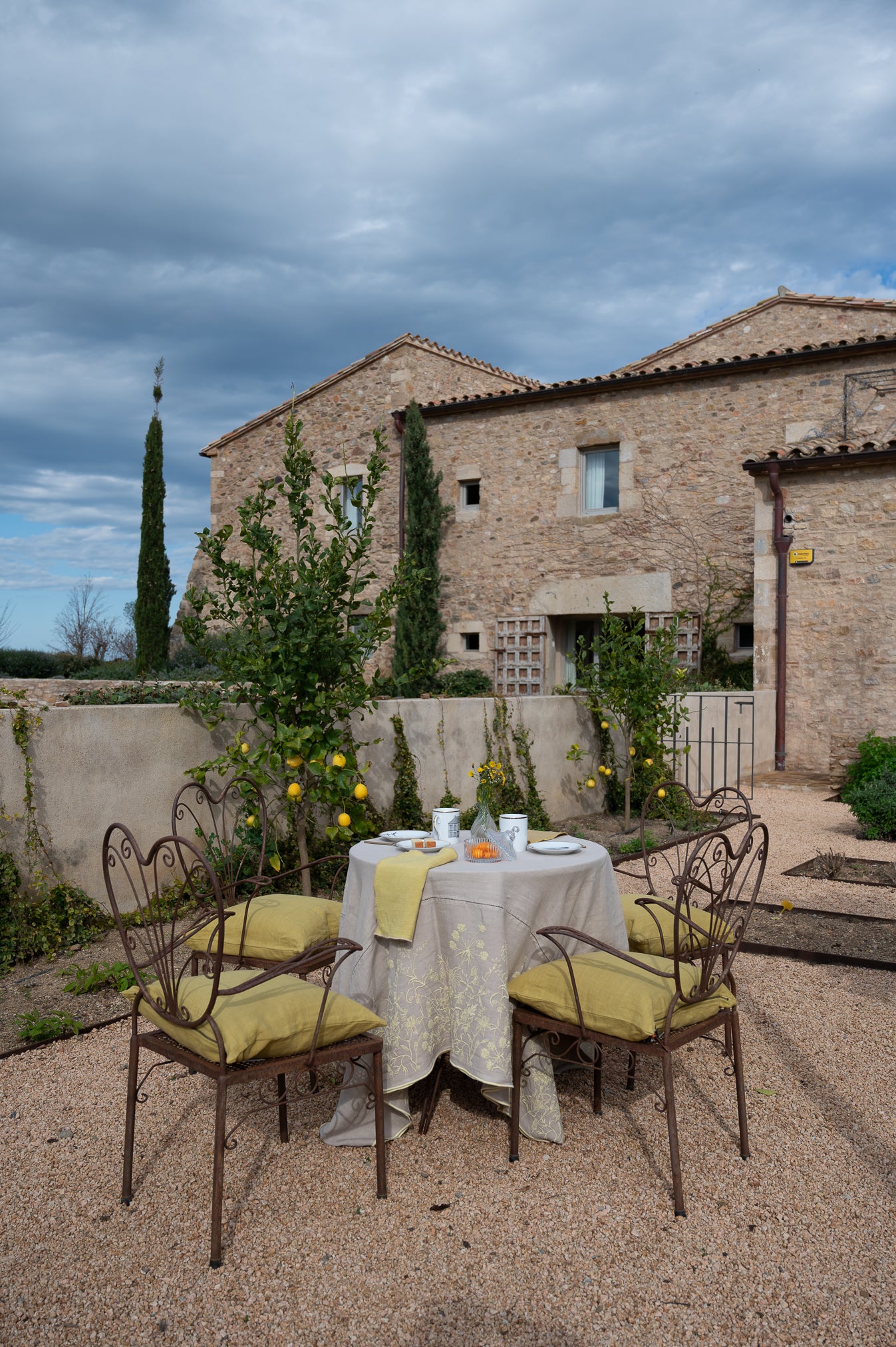 Mantel Bordado · Puro Lino lavado · Diseño Lavándula · base Beige/Amarillo