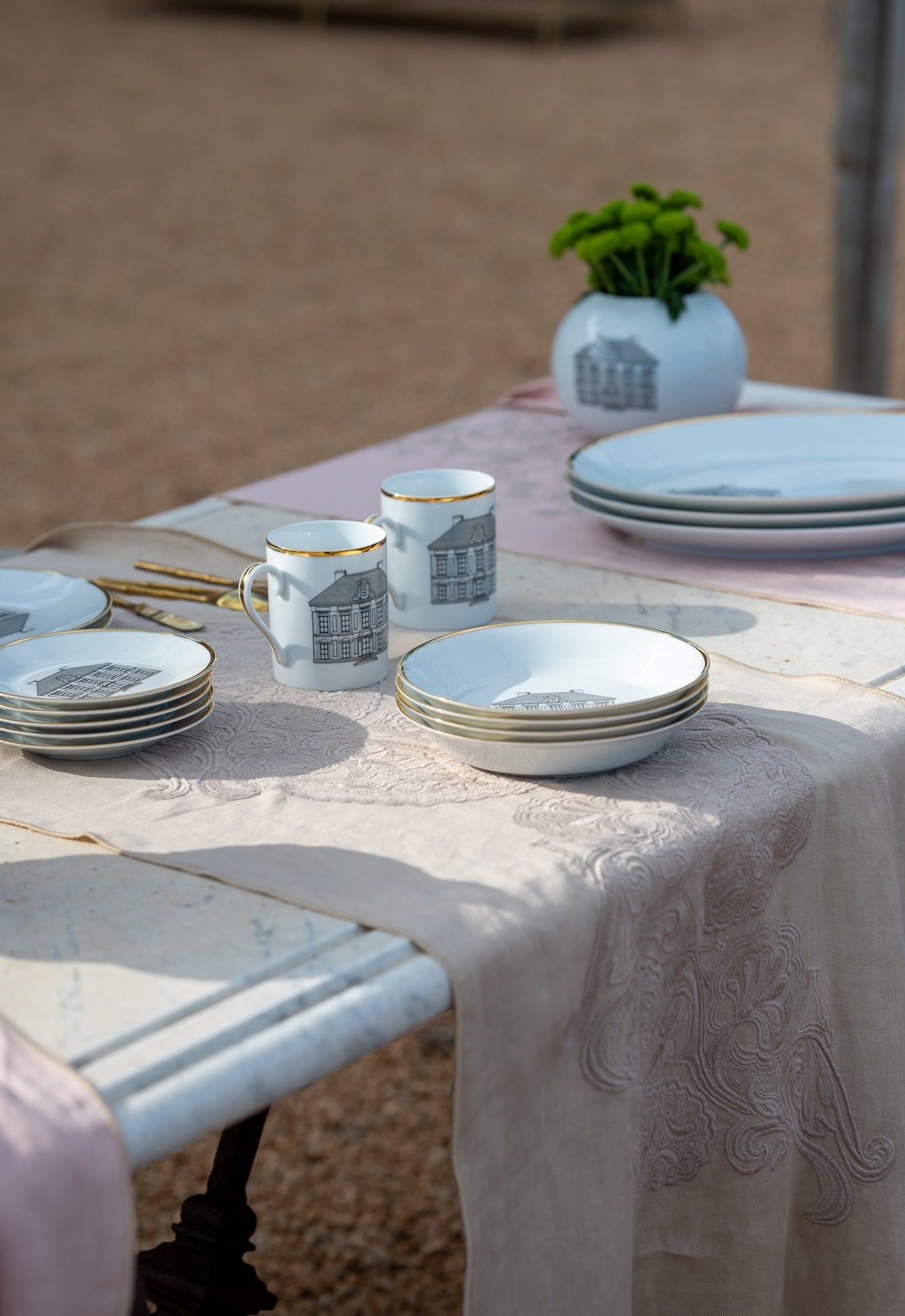 Camino Bordado · Diseño Great Britain · base beige/Beige