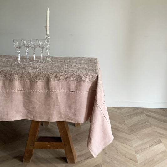 Mantel bordado · Puro Lino Lavado · Diseño Great Bretain · base Beige/Rosa Palo