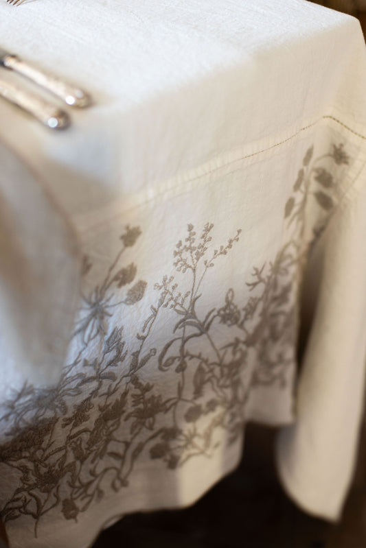 Mantel Bordado · Puro Lino lavado · Diseño Lavándula · Beige