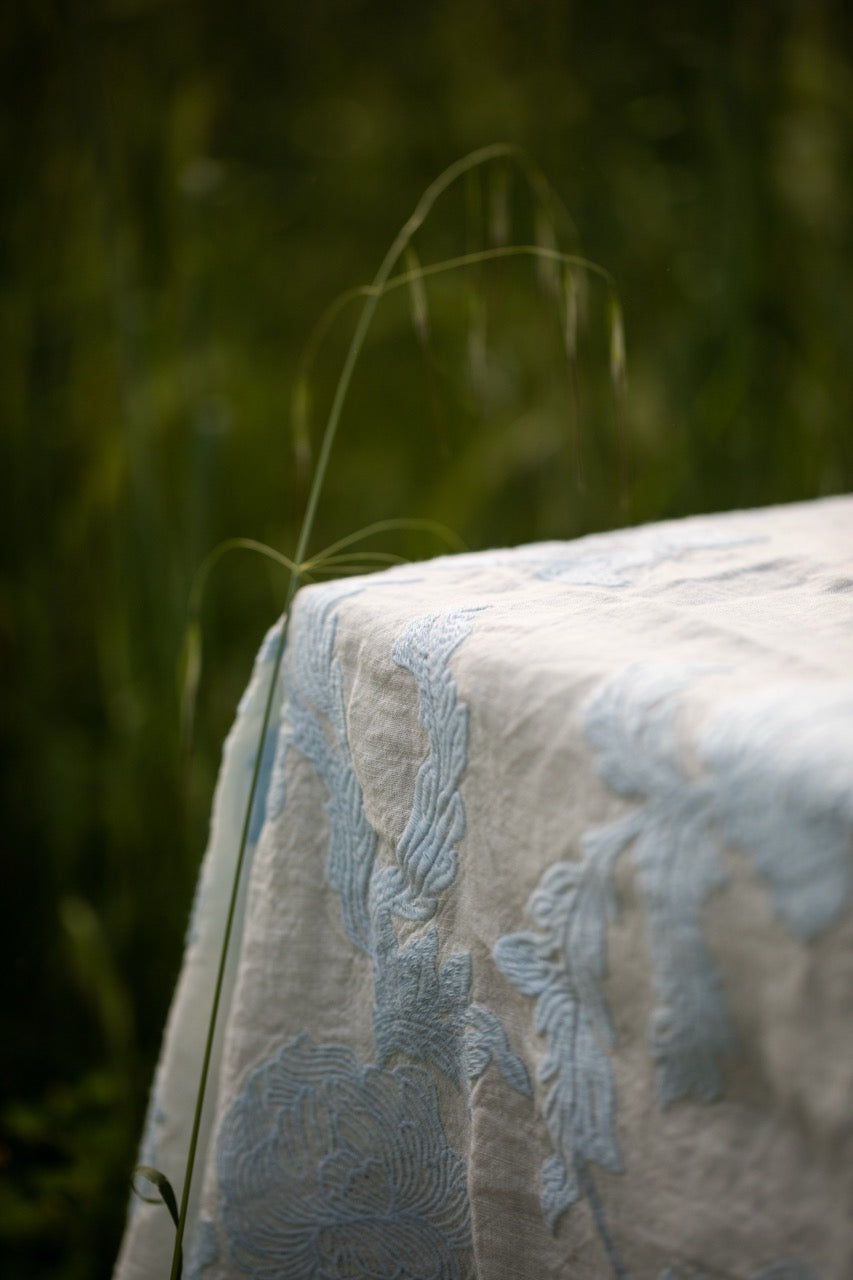 Mantel Bordado · Puro Lino lavado · Diseño Dominique · Azul