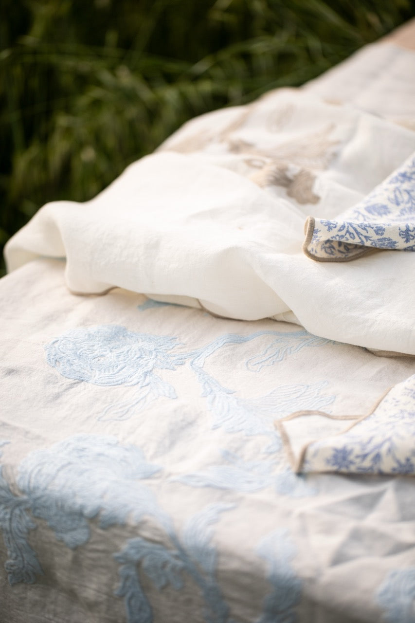 Mantel Bordado · Puro Lino lavado · Diseño Dominique · Azul