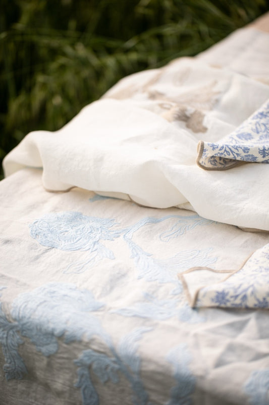 Mantel Bordado · Puro Lino lavado · Diseño Dominique · Azul