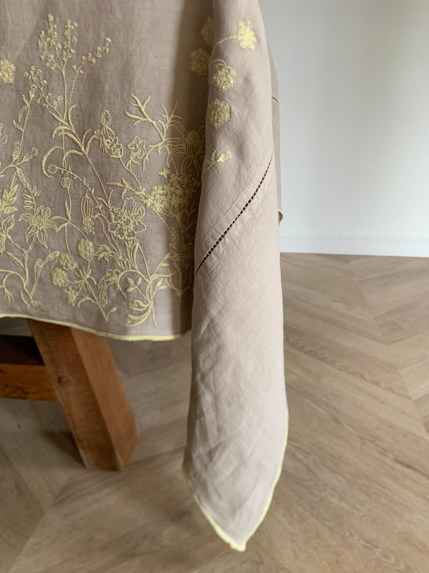 Mantel Bordado · Puro Lino lavado · Diseño Lavándula · base Beige/Amarillo