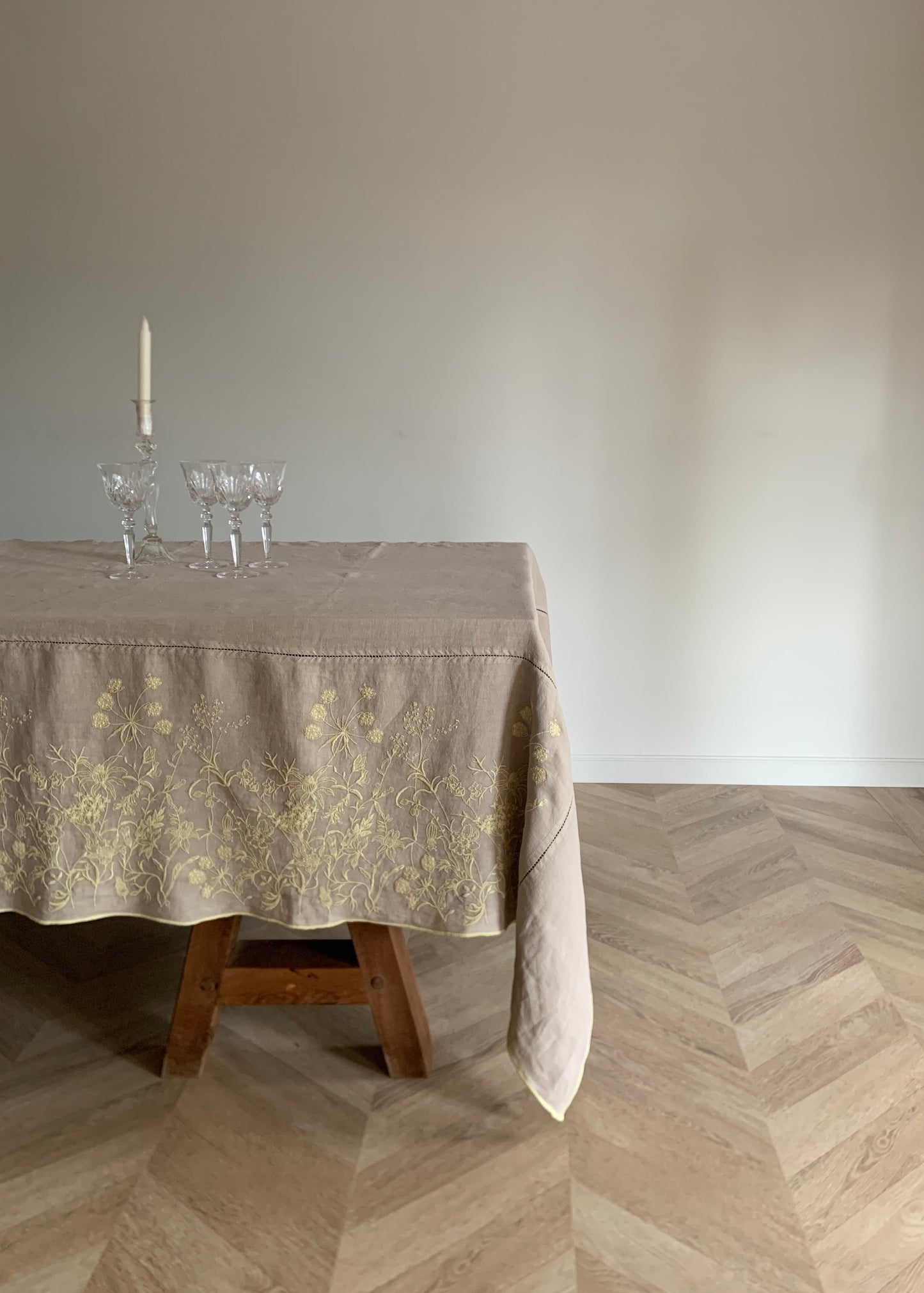 Mantel Bordado · Puro Lino lavado · Diseño Lavándula · base Beige/Amarillo