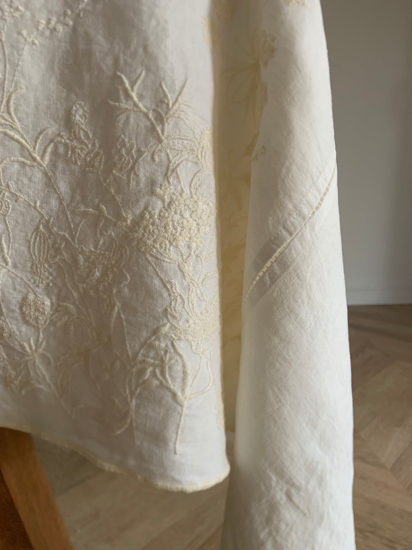 Mantel Bordado · Puro Lino Lavado · Diseño Lavándula · base Marfil/Marfil