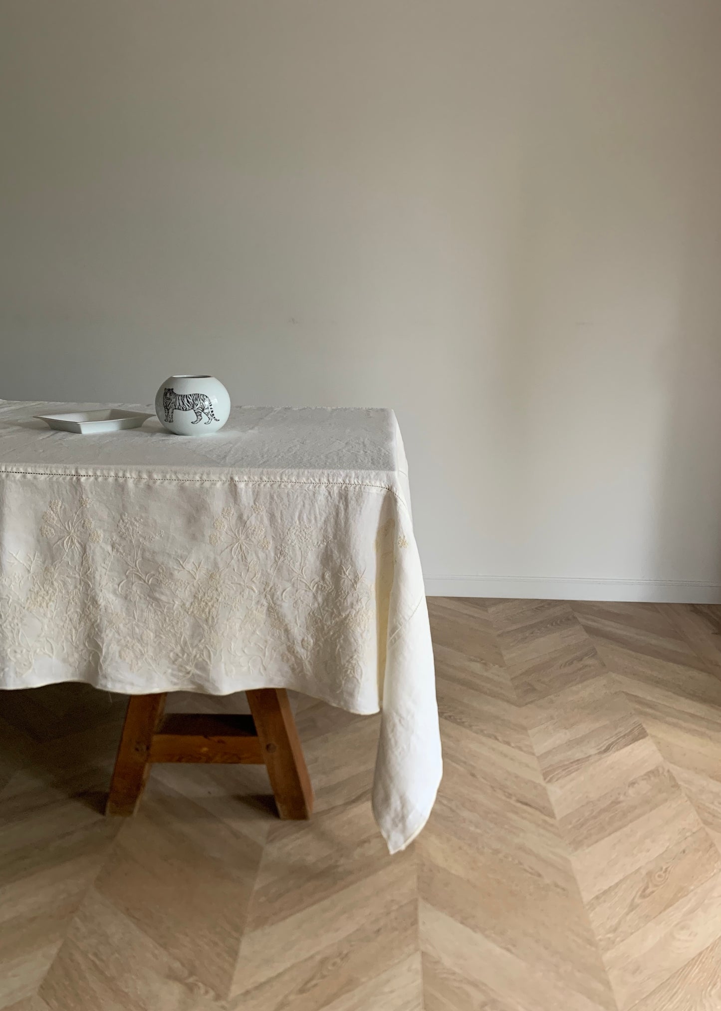 Mantel Bordado · Puro Lino Lavado · Diseño Lavándula · base Marfil/Marfil