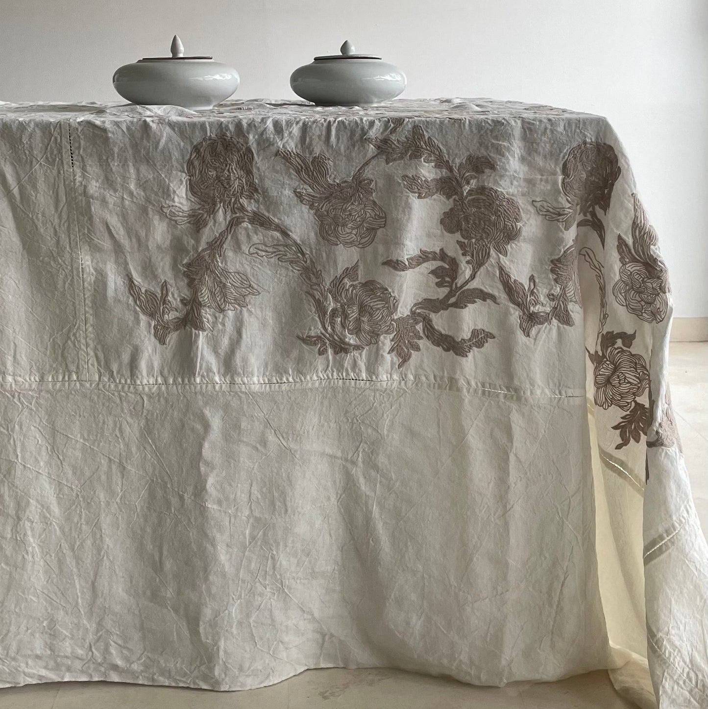 Mantel Bordado · Puro Lino lavado · Diseño Dominique · Beige