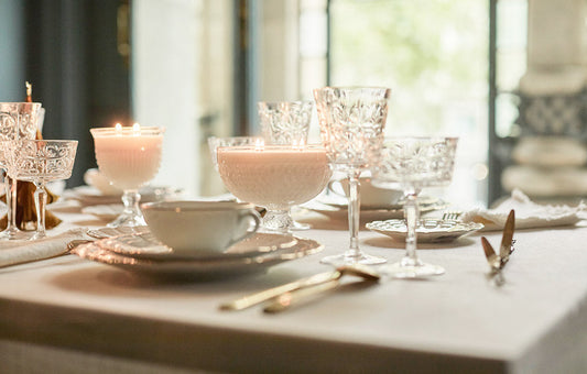 Dorado o plateado: cómo elegir el color perfecto para tu mesa de Navidad