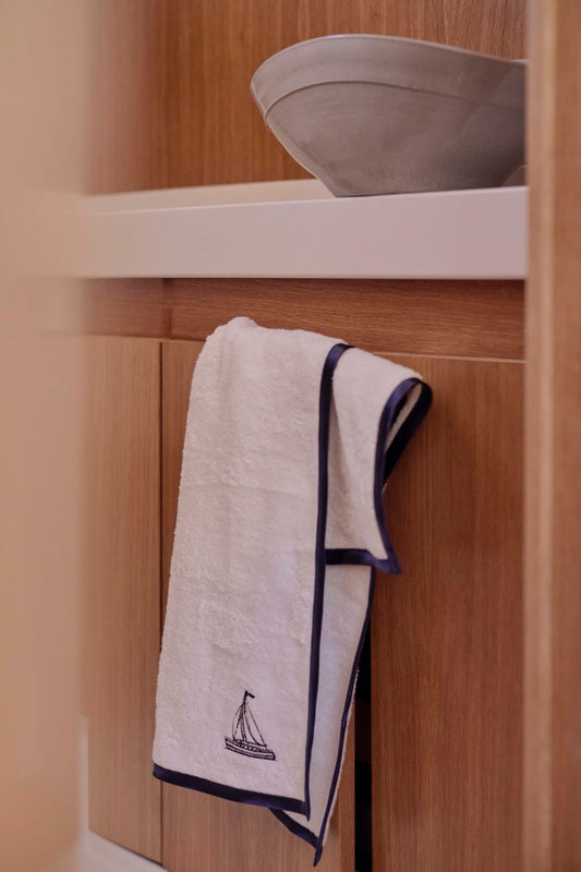 Toalla de Baño · Bordado Barco · Color Blanco