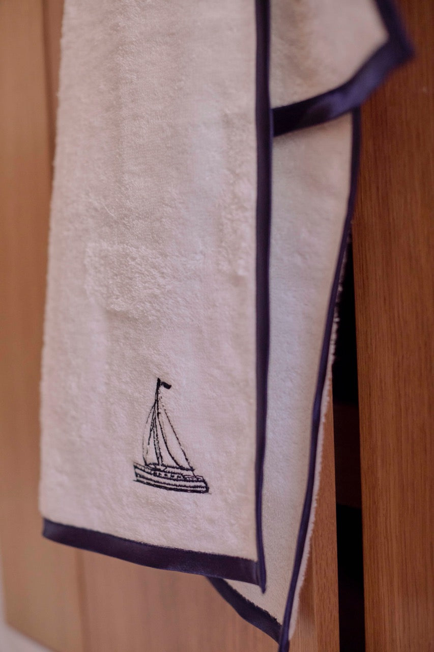 Toalla de Baño · Bordado Barco · Color Blanco