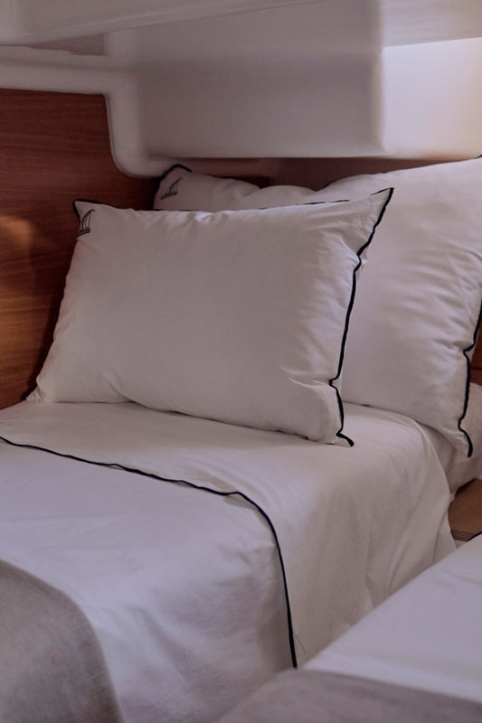 Almohada Bordada Barco · Algodón Lavado · Marfil ribete Azul