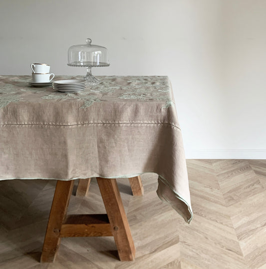 Mantel Bordado · Puro lino lavado · Diseño Dominique · base Beige/Verde