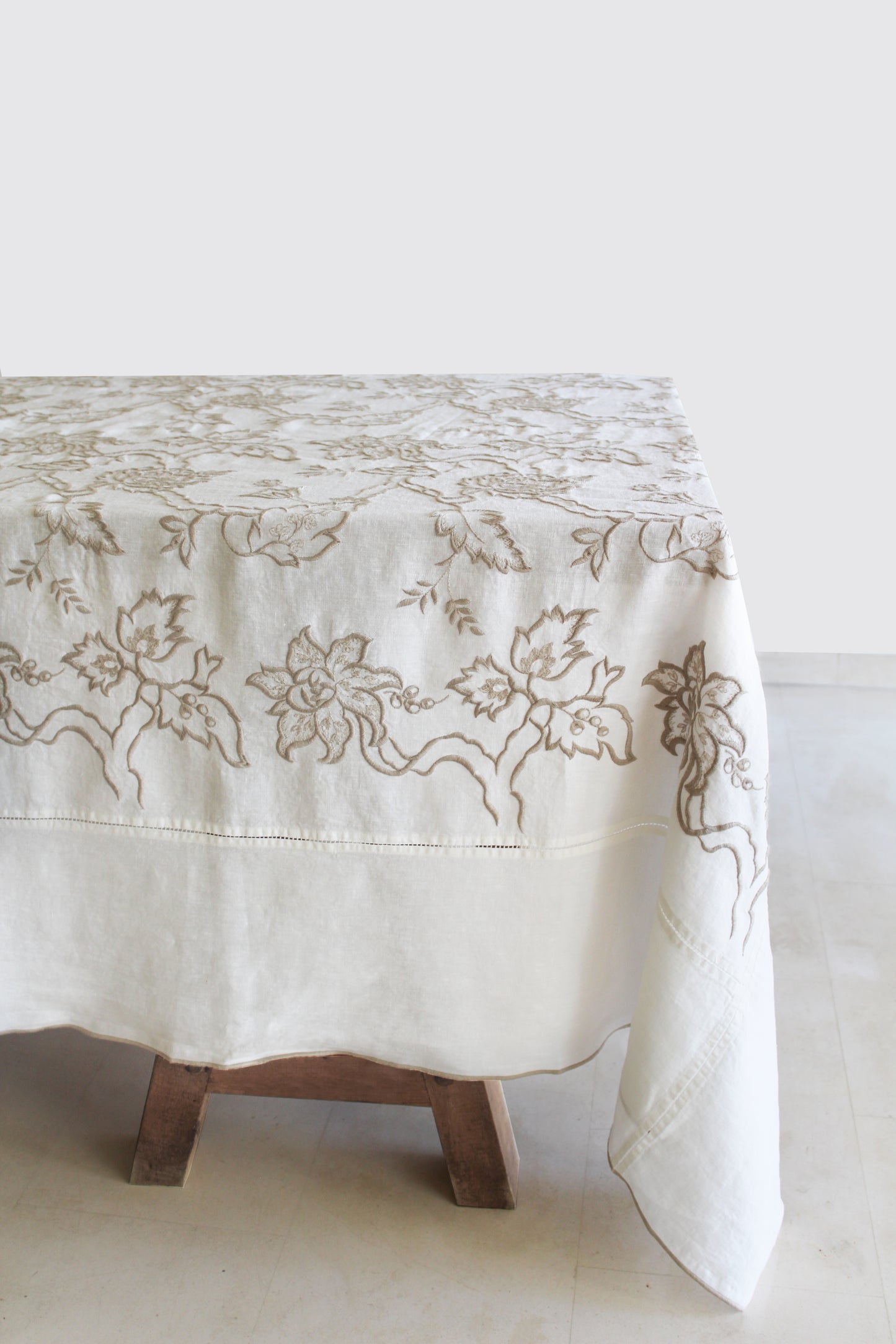Mantel Bordado · Puro Lino lavado · Diseño Paisley · Beige
