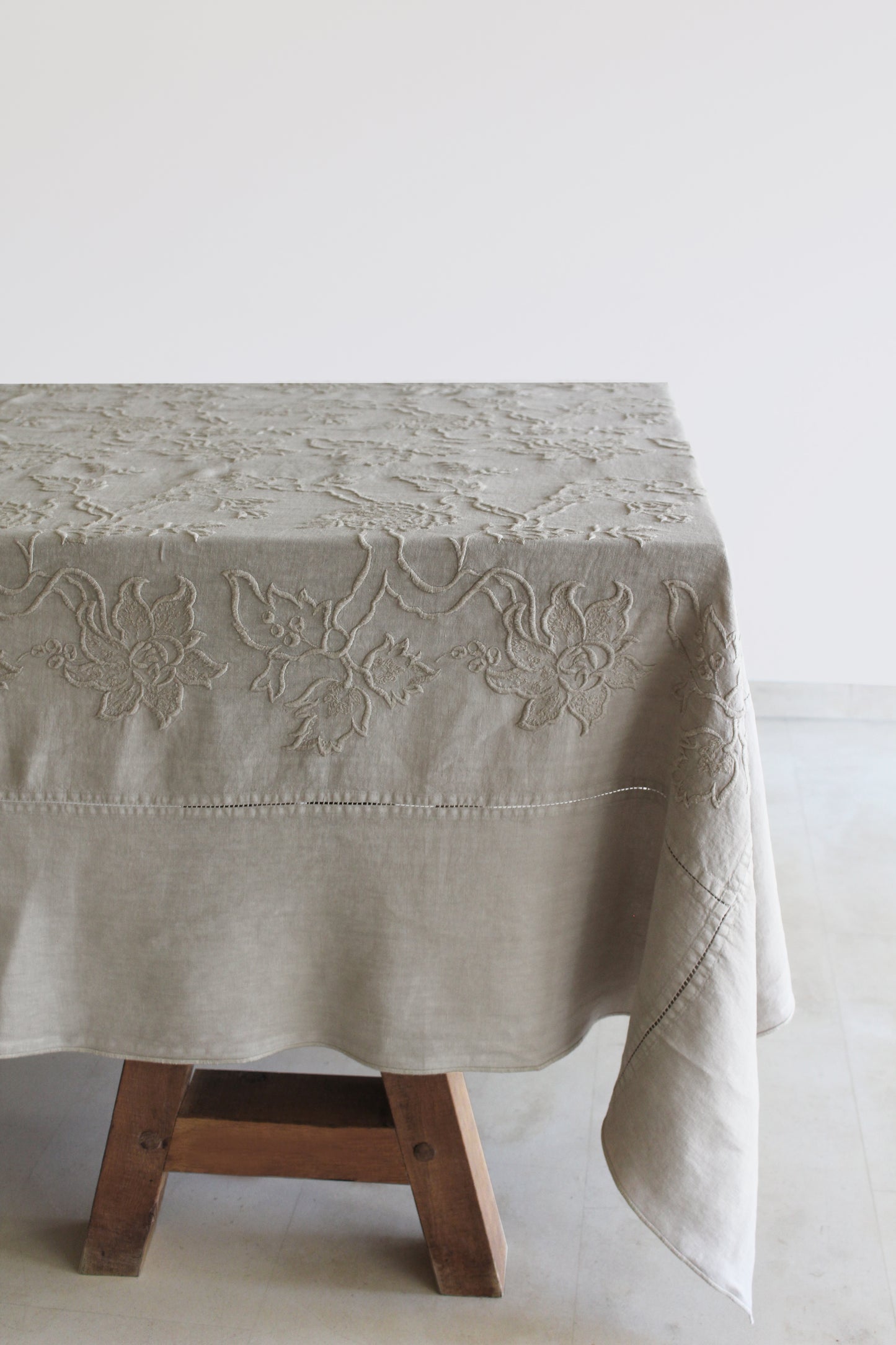 Mantel Bordado · Puro Lino lavado · Diseño Paisley · Beige