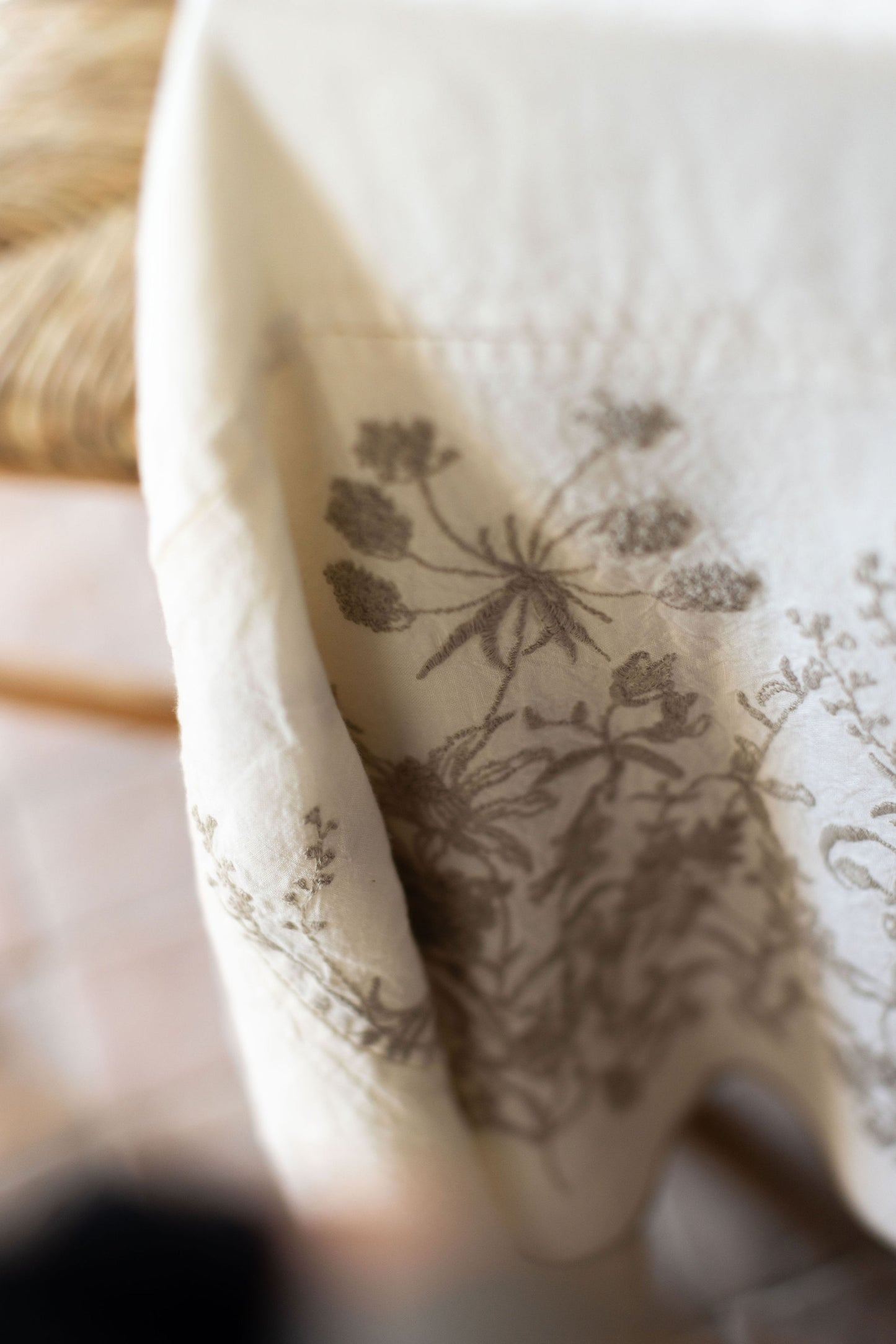 Mantel Bordado · Puro Lino lavado · Diseño Lavándula · Beige