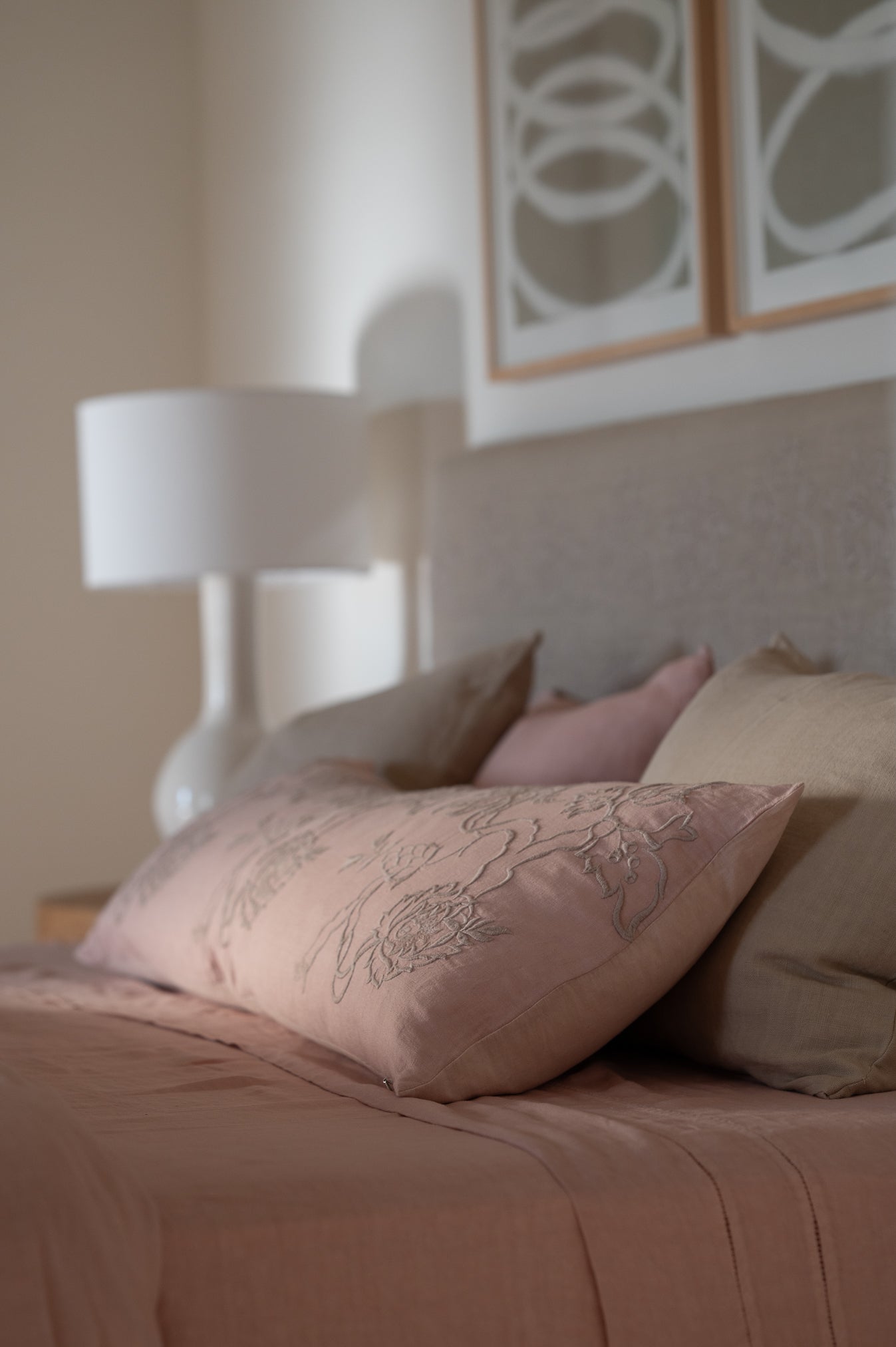 Funda de Almohada Bordada · Puro Lino Lavado · Diseño Paislay · Rosa Palo