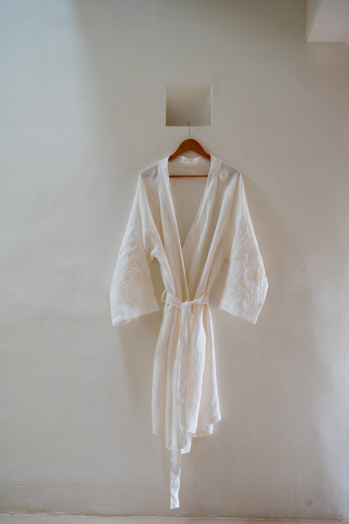 Bata Bordada · Puro Lino Lavado · Diseño Lavándula · Color Marfil