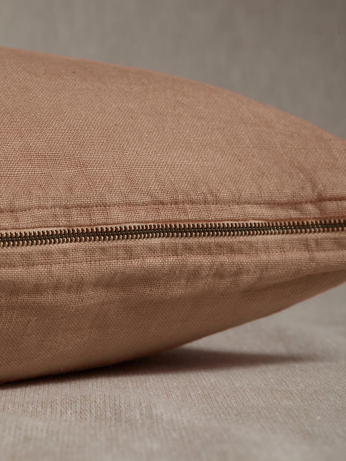 Funda De Cojín · Puro Lino Lavado · Camel Oscuro