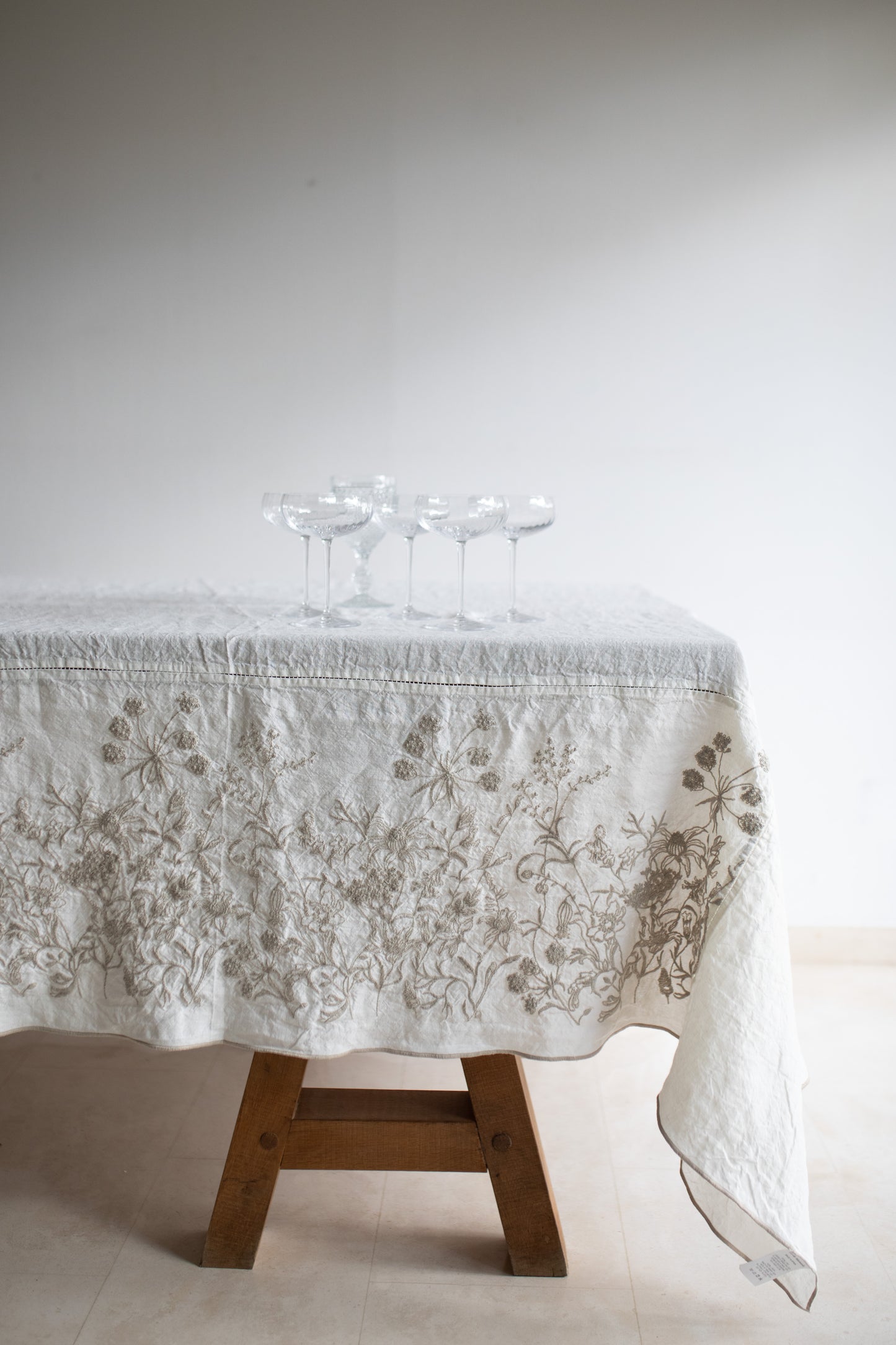 Mantel Bordado · Puro Lino lavado · Diseño Lavándula · Beige