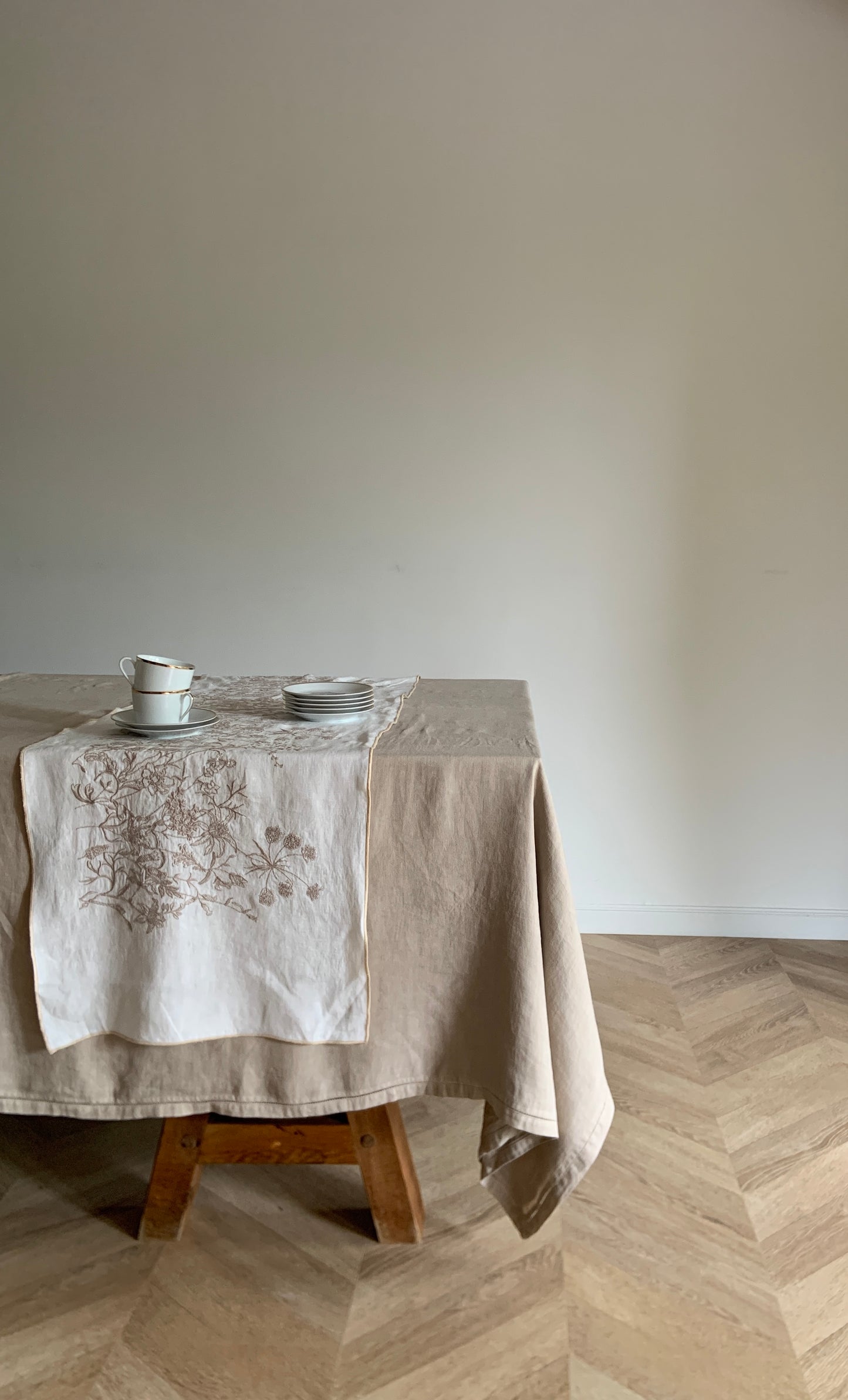 Camino Bordado · Diseño Lavándula · base Marfil/Beige