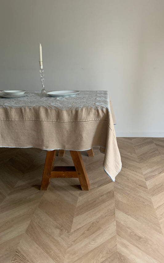 Mantel Bordado · Puro Lino Lavado · Diseño Great Britain · base Beige/Azul