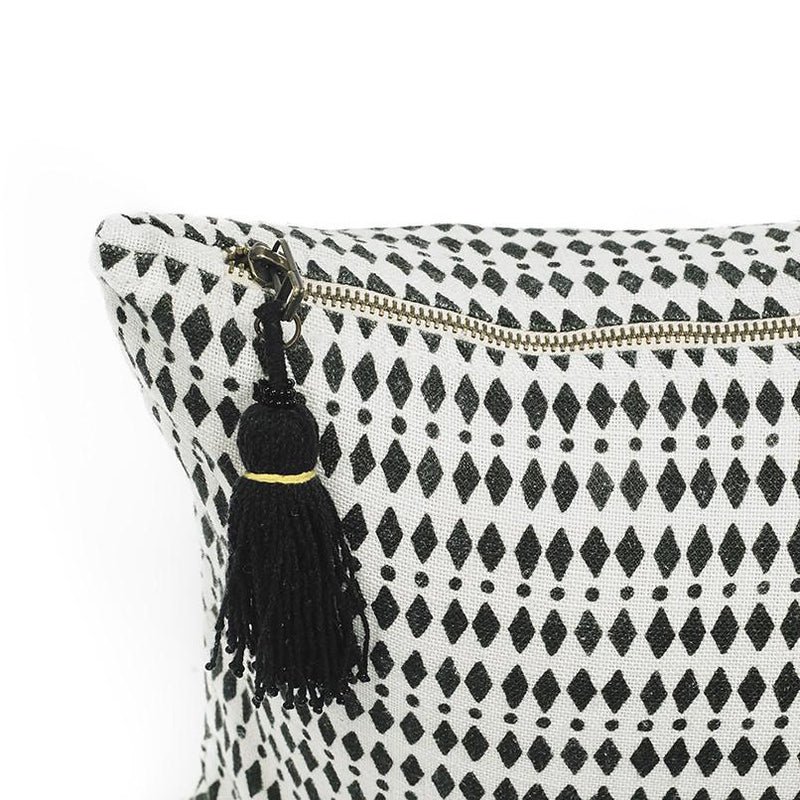 Colchoneta de lino lavado con diseño kalahari blanco y negro y detalle de pompón 