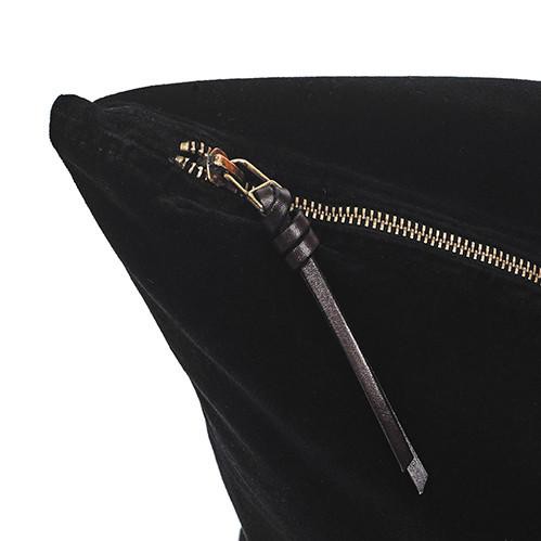 Funda de cojín de terciopelo color negro con tirador de triple nudo de cuero