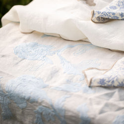 Mantel Bordado · Puro Lino lavado · Diseño Dominique ·Marfil/azul