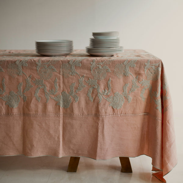 Mantel Bordado · Puro Lino lavado · Diseño Dominique ·bordado beige/base rosa tierra