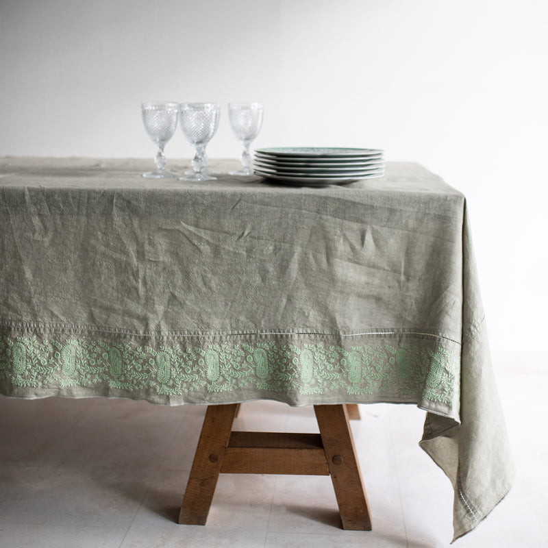 Mantel Bordado · Puro Lino Lavado · Diseño Franja Paisley/ bordado verde/base caqui