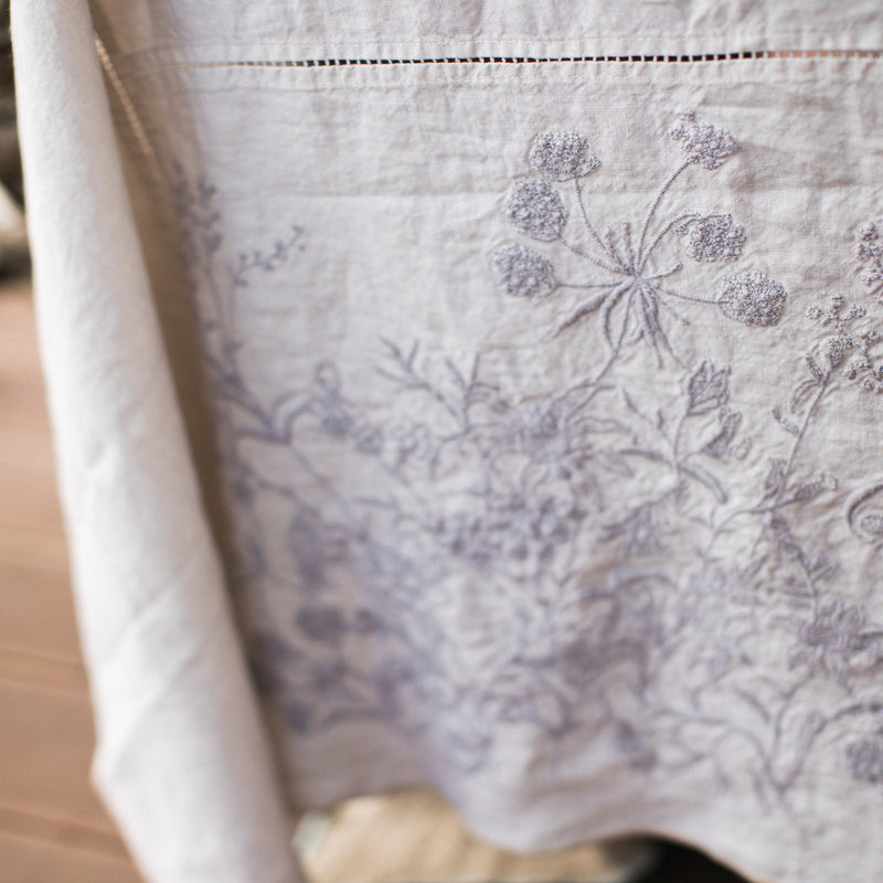 Mantel Bordado · Puro Lino lavado · Diseño Lavandula bordado
